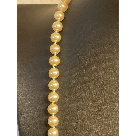 Elegant Vintage Faux Pearl Necklace With Gold-Plated Filigree Clasp - Picture 2 of 3